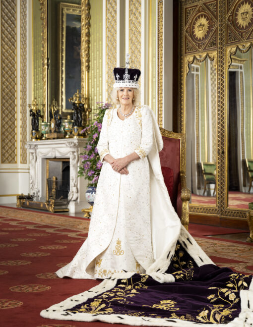 El traje de coronación de Camilla también podría compararse con el de la reina Letizia en su boda
