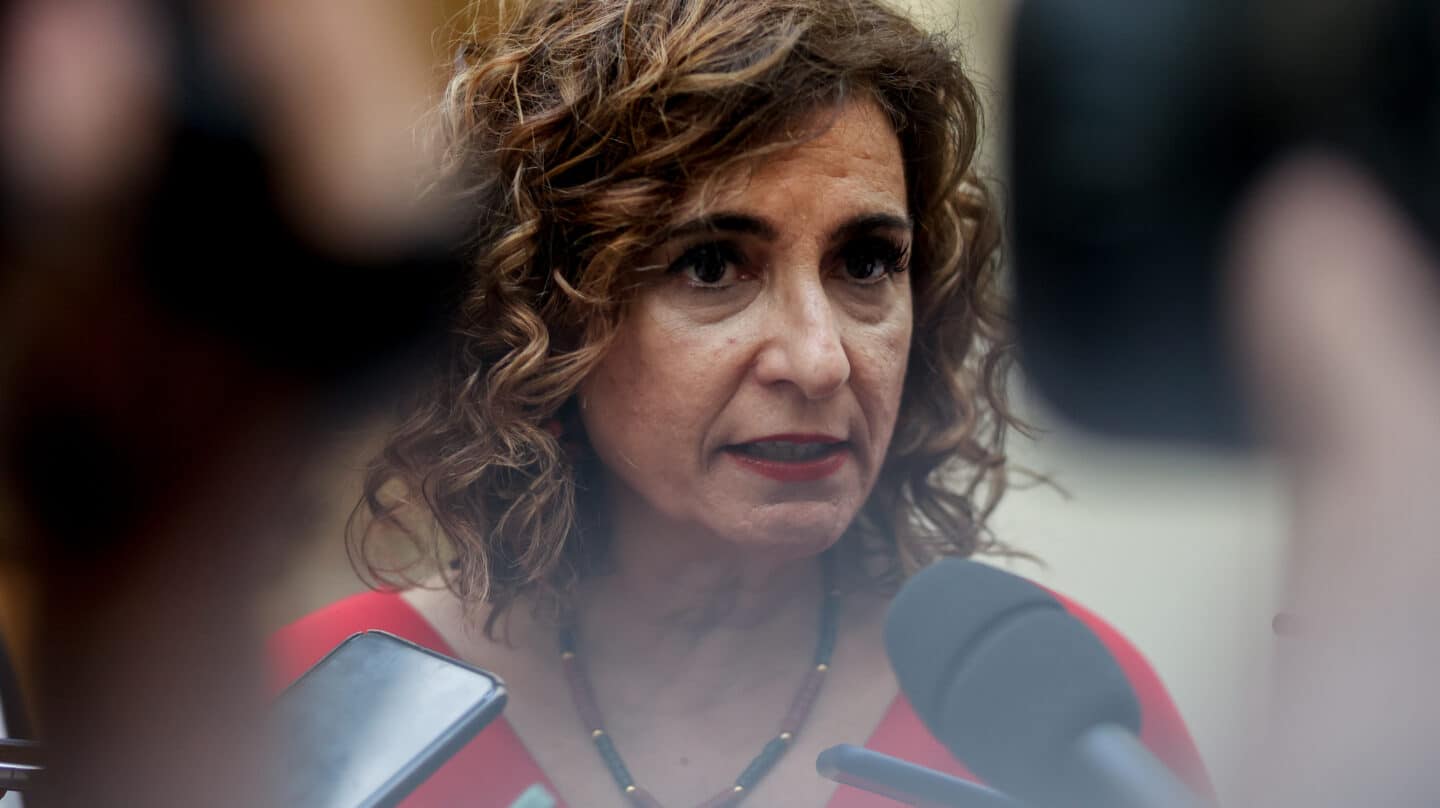 La ministra de Hacienda y Función Pública y vicesecretaria general del PSOE, María Jesús Montero, en los pasillos del Senado este 9 de mayo de 2023.