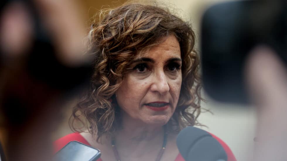 La ministra de Hacienda y Función Pública y vicesecretaria general del PSOE, María Jesús Montero, en los pasillos del Senado este 9 de mayo de 2023.