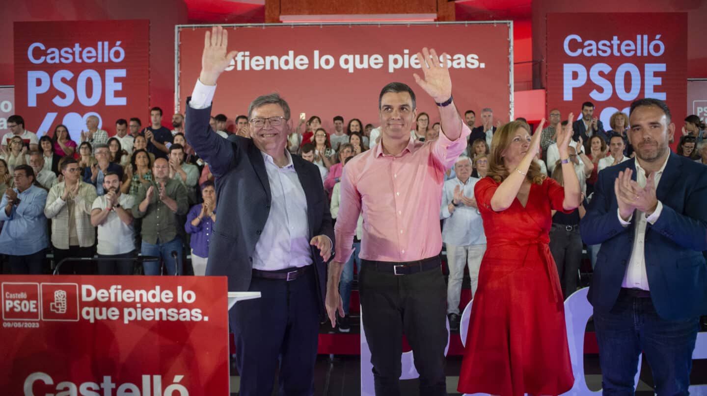 El president de la Generalitat y secretario general del PSPV-PSOE, Ximo Puig (i), el presidente del Gobierno y secretario general del PSOE, Pedro Sánchez (2i), y la candidata a la Alcaldía de Castelló, Amparo Marco (2d), durante un acto de partido, en el Palau de la Festa, a 9 de mayo de 2023, en Castellón de la Plana, Comunidad Valenciana (España). Pedro Sánchez participa hoy en un acto del PSOE en Castellón, y encara así los últimos días antes del inicio oficial de la campaña electoral de las elecciones autonómicas y municipales del 28 de mayo. 09 MAYO 2023;PSOE;ACTO;PRECAMPAÑA;CAMPAÑA ELECTORAL;ELECCIONES;ELECCIONES MUNICIPALES;ELECCIONES AUTONÓMICAS;COMICIOS;28 DE MAYO;28M Paco Poyato / Europa Press 09/5/2023