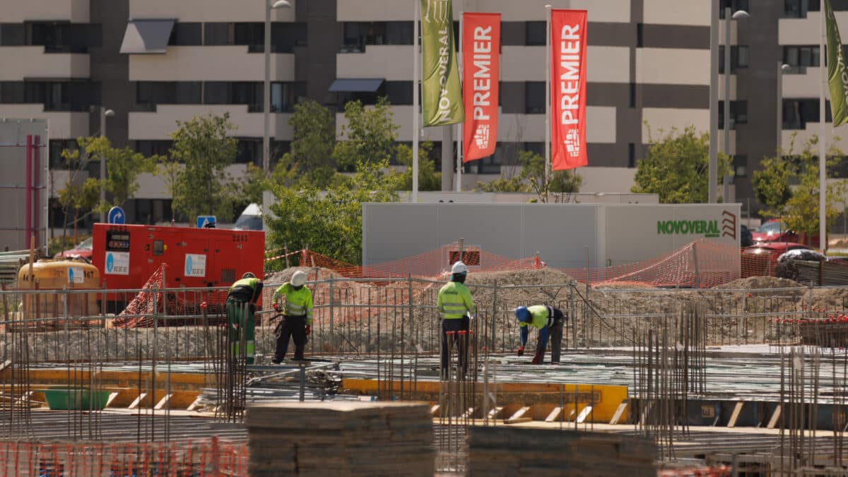 Varios obreros durante la construcción de una obra