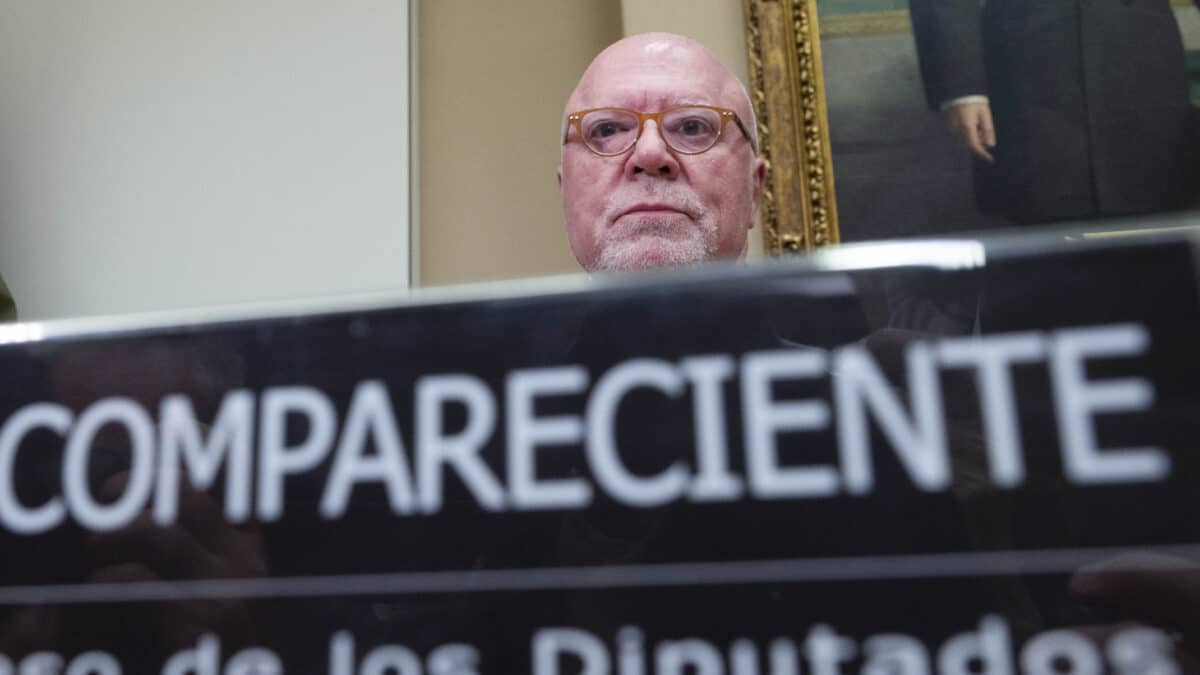 El comisario jubilado José Manuel Villarejo comparece durante una comisión de Investigación sobre las actuaciones del Ministerio del Interior durante el gobierno del Partido Popular, en el Congreso de los Diputados, a 10 de mayo de 2023, en Madrid (España). El Congreso ha convocado hoy una nueva comisión de investigación sobre las actuaciones del Ministerio del Interior durante el gobierno del Partido Popular en relación con las presuntas irregularidades que vinculan a altos cargos y mandos policiales con la existencia de una trama parapolicial.