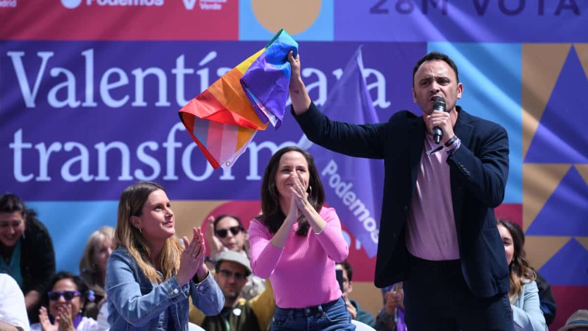 El candidato de Podemos a la Alcaldía de Madrid, Roberto Sotomayor, interviene durante el acto de campaña 'Valentía y Orgullo para transformar Madrid'