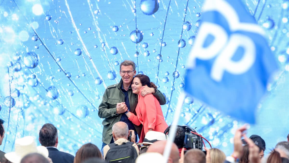 La presidenta de la Comunidad y candidata del PP a la reelección, Isabel Díaz Ayuso, y el presidente del Partido Popular, Alberto Núñez Feijóo.