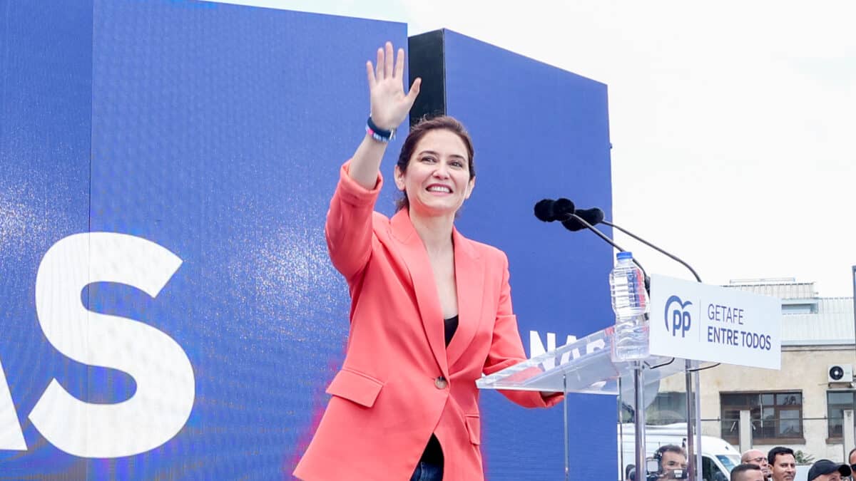 La presidenta de la Comunidad y candidata del PP a la reelección, Isabel Díaz Ayuso, interviene en un mitin en la estación central de Getafe