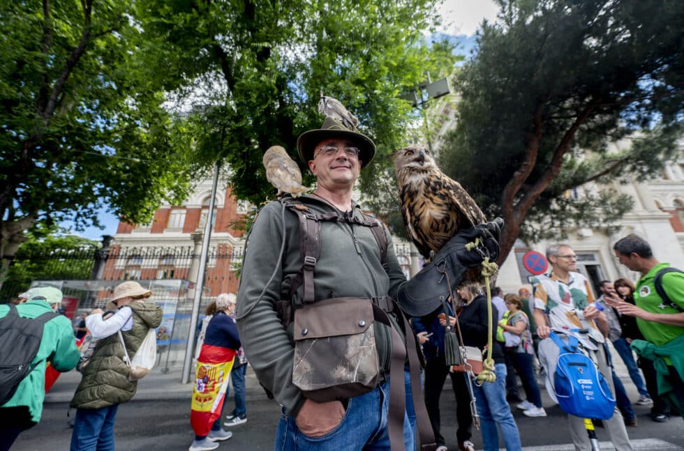 Un cazador asiste a la marcha por la defensa del territorio rural y el sector primario convocada por SOS Rural en Madrid