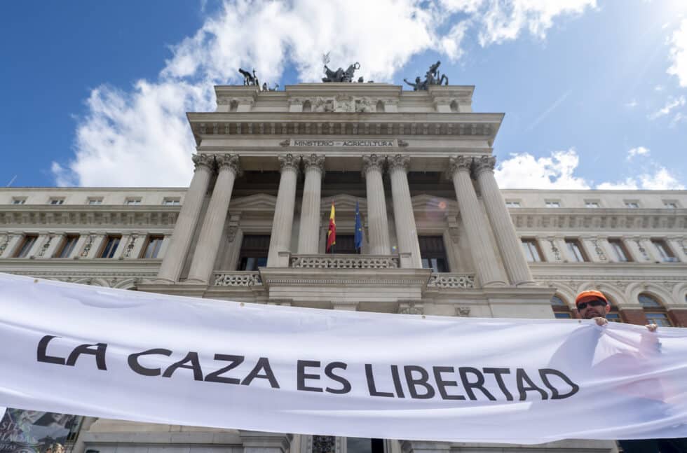 Una pancarta que reza 'La caza es libertad' frente al Ministerio de Agricultura durante la manifestación por la defensa del territorio rural y el sector primario convocada por SOS Rural