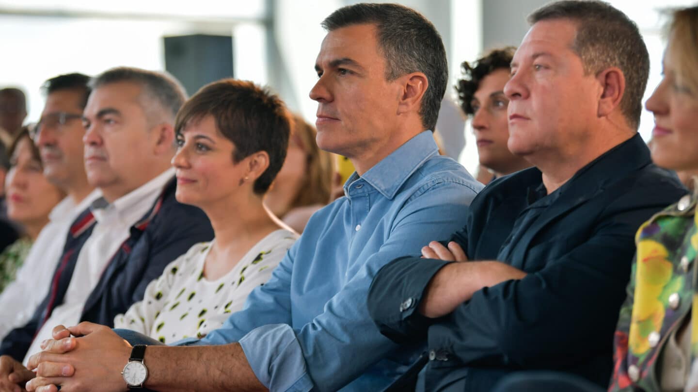 El presidente del gobierno de España y secretario general del PSOE, Pedro Sánchez (c), durante un acto de campaña del PSOE de Castilla-La Mancha, en el Palacio de Congresos y Exposiciones, a 14 de mayo de 2023, en Puertollano, Ciudad Real, Castilla-La Mancha (España). Este mitin de los socialistas se celebra de cara a las próximas elecciones municipales y autonómicas del 28 de mayo. La campaña electoral comenzó en la madrugada del 12 de mayo, y terminará la madrugada del próximo 27 de mayo, 15 días después. 14 MAYO 2023;PSOE;PARTIDO SOCIALISTA;MITIN;CAMPAÑA ELECTORAL;28M;BEBE AGUA; Eusebio García del Castillo / Europa Press 14/5/2023