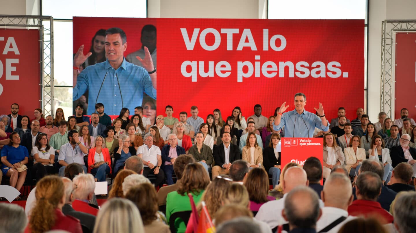 El presidente del gobierno de España y secretario general del PSOE, Pedro Sánchez, interviene en un acto de campaña del PSOE de Castilla-La Mancha, en el Palacio de Congresos y Exposiciones, a 14 de mayo de 2023, en Puertollano, Ciudad Real, Castilla-La Mancha (España). Este mitin de los socialistas se celebra de cara a las próximas elecciones municipales y autonómicas del 28 de mayo. La campaña electoral comenzó en la madrugada del 12 de mayo, y terminará la madrugada del próximo 27 de mayo, 15 días después.