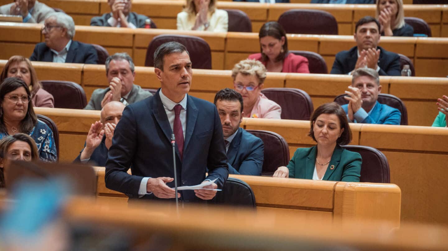 El presidente del Gobierno, Pedro Sánchez, interviene durante una sesión plenaria en el Senado, a 16 de mayo de 2023, en Madrid (España). El jefe del Ejecutivo y el líder de PP protagonizan un nuevo debate parlamentario a escasos doce días de las elecciones autonómicas y municipales. El debate llega con ambos dirigentes metidos de lleno en la campaña electoral que arrancó el pasado 12 de mayo, y que llevará tanto a Sánchez como a Feijóo a recorrer gran parte de las plazas más disputadas en estos comicios. En este ocasión, la retirada de las candidaturas de EH Bildu de siete expresos de ETA de sus listas electorales copará gran parte del debate. 16 MAYO 2023;SENADO;POLÍTICA;DEBATE;ELECCIONES;DIRIGENTES;COMICIOS;28M;ELECCIONES MUNICIPALES;ELECCIONES AUTONÓMICAS;ETA;EXPRESOS;EH BILDU Gabriel Luengas / Europa Press 16/5/2023