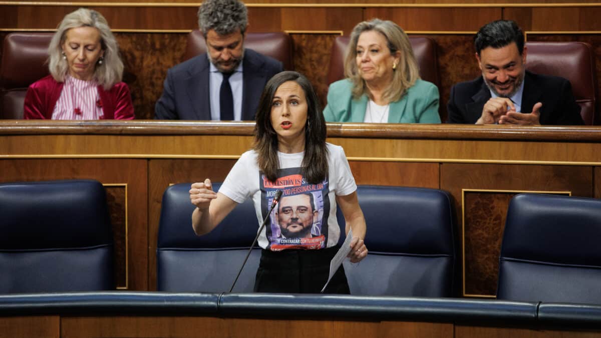 Ione Belarra, con una camiseta del hermano de Ayuso.