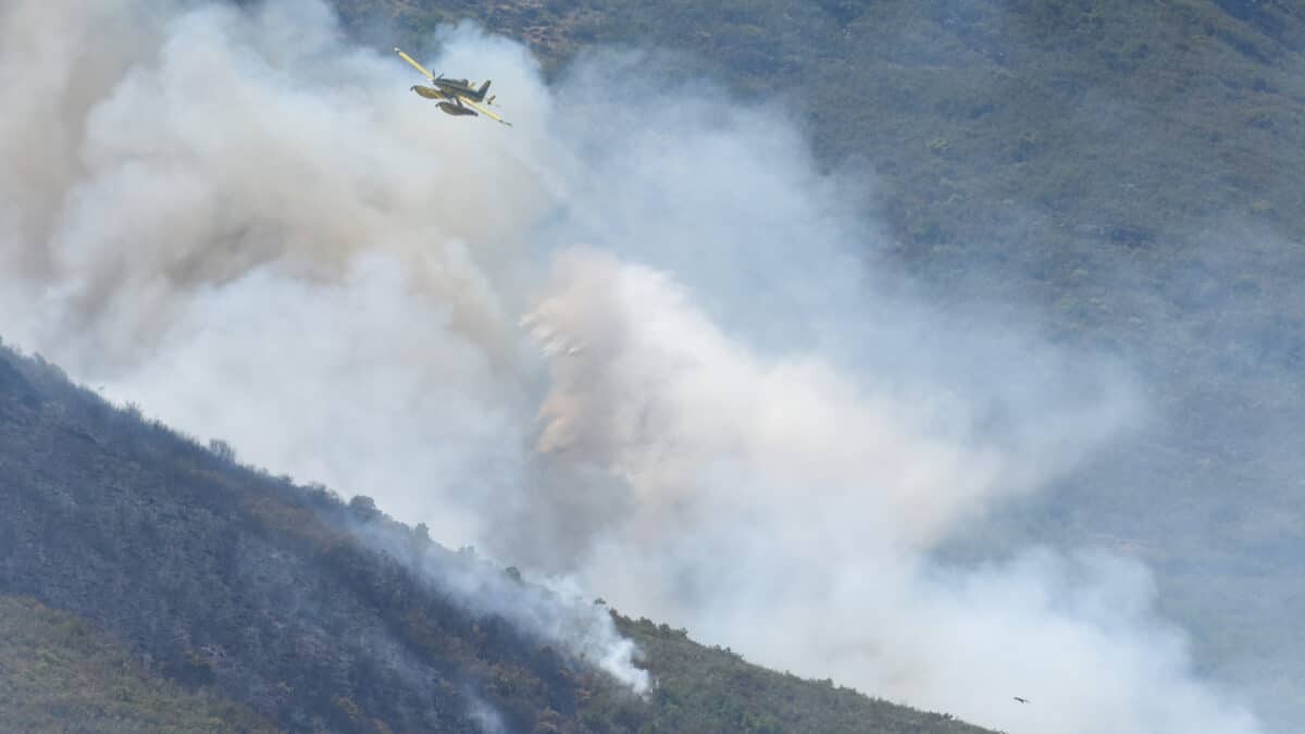 El incendio de Las Hurdes continúa fuera de control por la gran "cantidad de combustible" y el difícil acceso