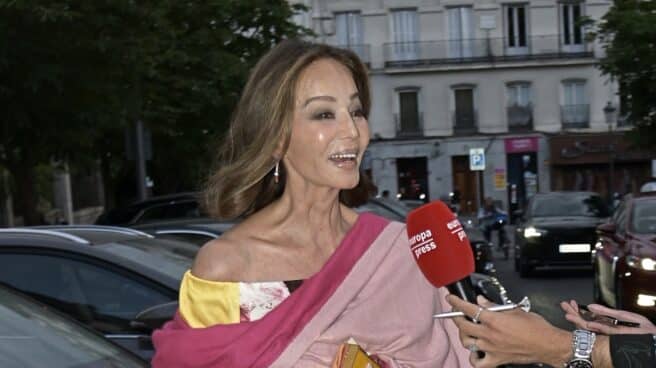 Isabel Preysler en la boda de Lucía Domínguez Vega-Penichet y Álvaro Gomis Isabel Preysler en la boda de Lucía Domínguez Vega-Penichet y Álvaro Gomis