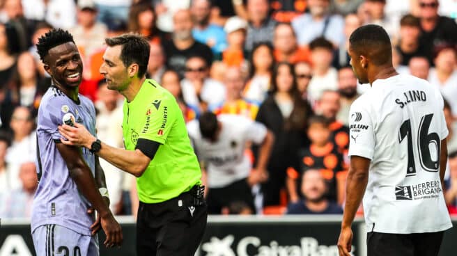 El árbitro del Valencia-Real Madrid se dirige a Vinicius.