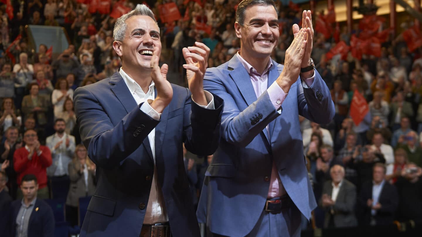 El secretario general del PSOE y presidente del Gobierno, Pedro Sánchez (d), y el candidato del PSOE a la Presidencia de Cantabria, Pablo Zuloaga (i), durante un acto electoral, en el Palacio de Festivales, a 22 de mayo de 2023, en Santander, Cantabria (España). El acto se desarrolla durante la campaña electoral en la que Sánchez visita varios municipios y ciudades del territorio español con el fin de apoyar a las candidaturas que se presentan a las elecciones autonómicas y municipales del 28 de mayo. 22 MAYO 2023;MITIN;ACTO;POLÍTICA;CANDIDATOS;CANDIDATAS;ELECCIONES;ELECTORAL César Ortiz / Europa Press 22/5/2023