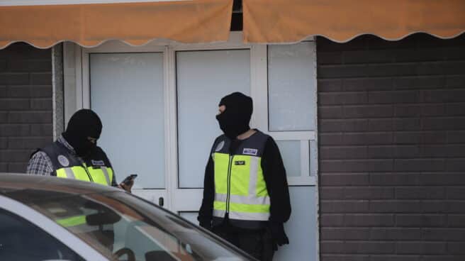 EuropaPress_5217724_dos_agentes_policia_nacional_puerta_domicilio_23_mayo_2023_melilla_espana