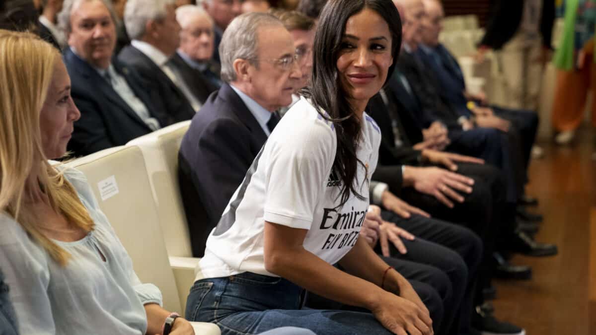 Begoña Villacís, con la camiseta del Real Madrid.