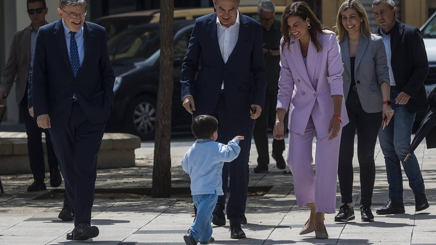 (I-D) El presidente de la Generalitat de la Generalitat valenciana y secretario general del PSPV-PSOE, Ximo Puig; el expresidente del Gobierno José Luis Rodríguez Zapatero y la vicealcaldesa y candidata socialista a la Alcaldía de València, Sandra Gómez, saludan a un niño a su llegada a un encuentro con los vecinos del poblado marítimo del Cabañal, a 24 de mayo de 2023, en Valencia, Comunidad Valenciana (España). La visita, enmarcada en la campaña electoral para las elecciones del próximo 28M, se ha realizado porque hoy la Comisión Territorial de Urbanismo, dependiente de la administración autonómica, ha aprobado de manera definitiva el Plan Especial del Cabanyal-Canyamelar (PEC) de Valencia con el fin de proteger la identidad del barrio. Con el nuevo planeamiento se ganan además 64.000 metros cuadrados de zonas verdes, rediseñando algunos de los espacios ya existentes o creando nuevos. Una de las grandes operaciones será la remodelación del actual Paseo Marítimo, que se fusionará con la playa. 24 MAYO 2023;EL CABAÑAL;PLAN;SEGURIDAD;IDENTIDAD;BARRIO;BARRIO PESQUERO Rober Solsona / Europa Press 24/5/2023