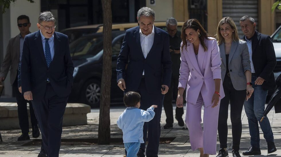 (I-D) El presidente de la Generalitat de la Generalitat valenciana y secretario general del PSPV-PSOE, Ximo Puig; el expresidente del Gobierno José Luis Rodríguez Zapatero y la vicealcaldesa y candidata socialista a la Alcaldía de València, Sandra Gómez, saludan a un niño a su llegada a un encuentro con los vecinos del poblado marítimo del Cabañal, a 24 de mayo de 2023, en Valencia, Comunidad Valenciana (España). La visita, enmarcada en la campaña electoral para las elecciones del próximo 28M, se ha realizado porque hoy la Comisión Territorial de Urbanismo, dependiente de la administración autonómica, ha aprobado de manera definitiva el Plan Especial del Cabanyal-Canyamelar (PEC) de Valencia con el fin de proteger la identidad del barrio. Con el nuevo planeamiento se ganan además 64.000 metros cuadrados de zonas verdes, rediseñando algunos de los espacios ya existentes o creando nuevos. Una de las grandes operaciones será la remodelación del actual Paseo Marítimo, que se fusionará con la playa. 24 MAYO 2023;EL CABAÑAL;PLAN;SEGURIDAD;IDENTIDAD;BARRIO;BARRIO PESQUERO Rober Solsona / Europa Press 24/5/2023