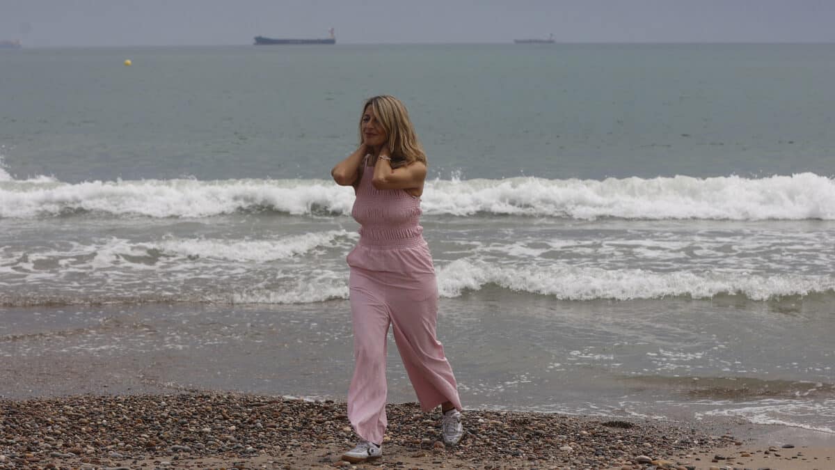 Yolanda Díaz, en la playa de El Saler (Valencia).