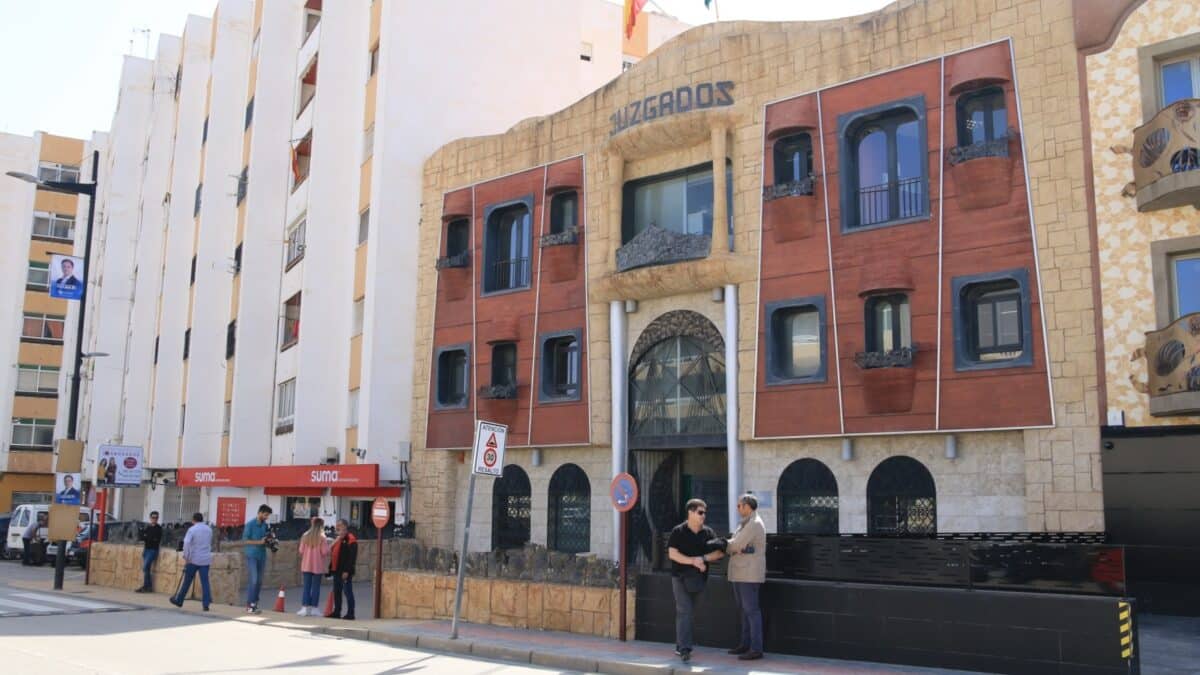 Fachada principal de los juzgados de Vera, donde han comparecido los implicados por la supuesta trama de compra de votos en Mojácar (Almería)