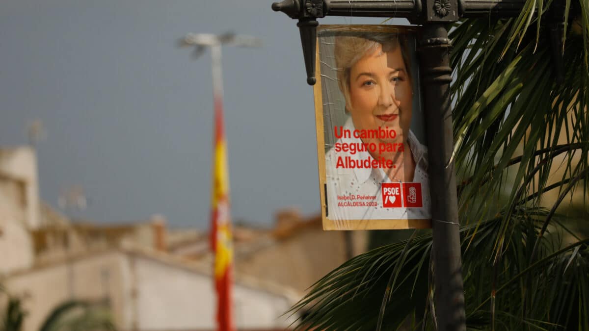 Un cartel electoral de Isabel de los Dolores Peñalver, la candidata socialista a la alcaldía de Albudeite (Murcia), este 25 de mayo de 2023.