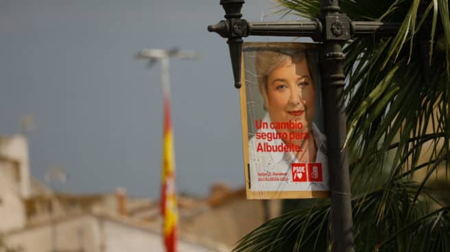 Un cartel electoral de Isabel de los Dolores Peñalver, la candidata socialista a la alcaldía de Albudeite (Murcia), este 25 de mayo de 2023.