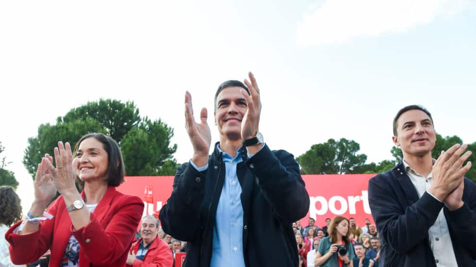 El presidente del Gobierno Pedro Sánchez, junto a Reyes Maroto y Juan Lobato, candidatos a la alcaldía de Madrid y Comunidad respectivamente, al término del acto electoral en el Auditorio del Parque Forestal de Entrevías, a 25 de mayo de 2023, en Madrid (España). Desde el comienzo de la campaña electoral, el pasado 12 de mayo, Sánchez ha estado apoyando a todos los candidatos y candidatas del Partido Socialista que se presentan para las elecciones municipales y autonómicas del 28 de mayo. Gustavo Valiente / Europa Press 25/5/2023