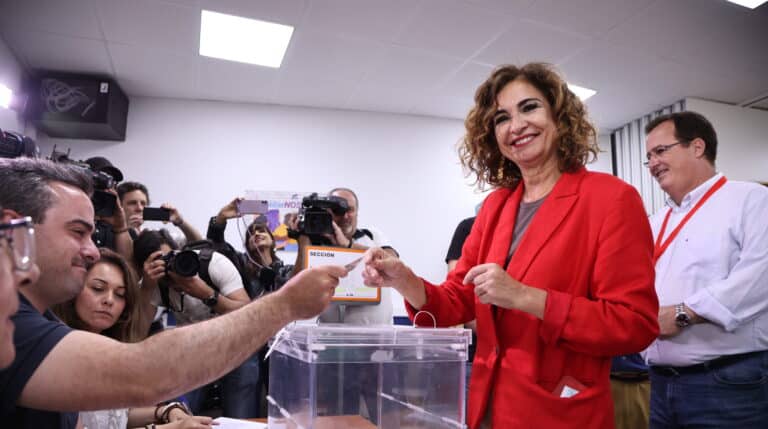 La vicesecretaria general del PSOE y ministra de Hacienda, María Jesús Montero, ejerce su derecho al voto