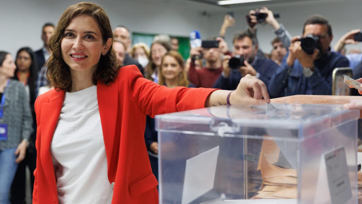 La presidenta de la Comunidad de Madrid, candidata a la reelección y presidenta del Partido Popular (PP) de Madrid, Isabel Díaz Ayuso, ejerce su derecho al voto en el Colegio La Inmaculada-Marillac