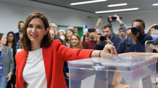 La presidenta de la Comunidad de Madrid, candidata a la reelección y presidenta del Partido Popular (PP) de Madrid, Isabel Díaz Ayuso, ejerce su derecho al voto en el Colegio La Inmaculada-Marillac La presidenta de la Comunidad de Madrid, candidata a la reelección y presidenta del Partido Popular (PP) de Madrid, Isabel Díaz Ayuso, ejerce su derecho al voto en el Colegio La Inmaculada-Marillac