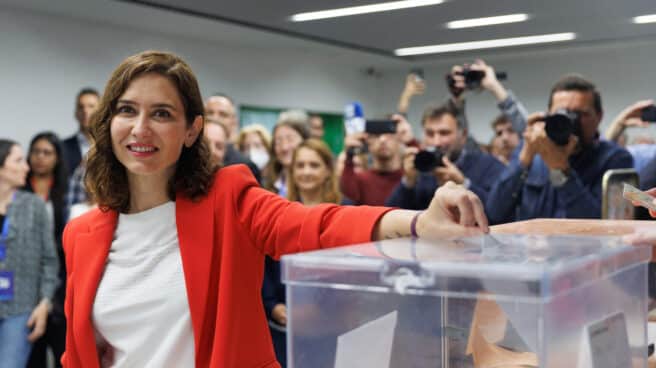 La presidenta de la Comunidad de Madrid, candidata a la reelección y presidenta del Partido Popular (PP) de Madrid, Isabel Díaz Ayuso, ejerce su derecho al voto en el Colegio La Inmaculada-Marillac