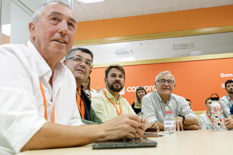 El candidato de Compromís a la Presidencia de la Generalitat, Joan Baldoví, y el candidato de Compromís a la Alcaldia de València, Joan Ribó, observan por televisión el seguimiento de la jornada electoral en la sede de Compromís