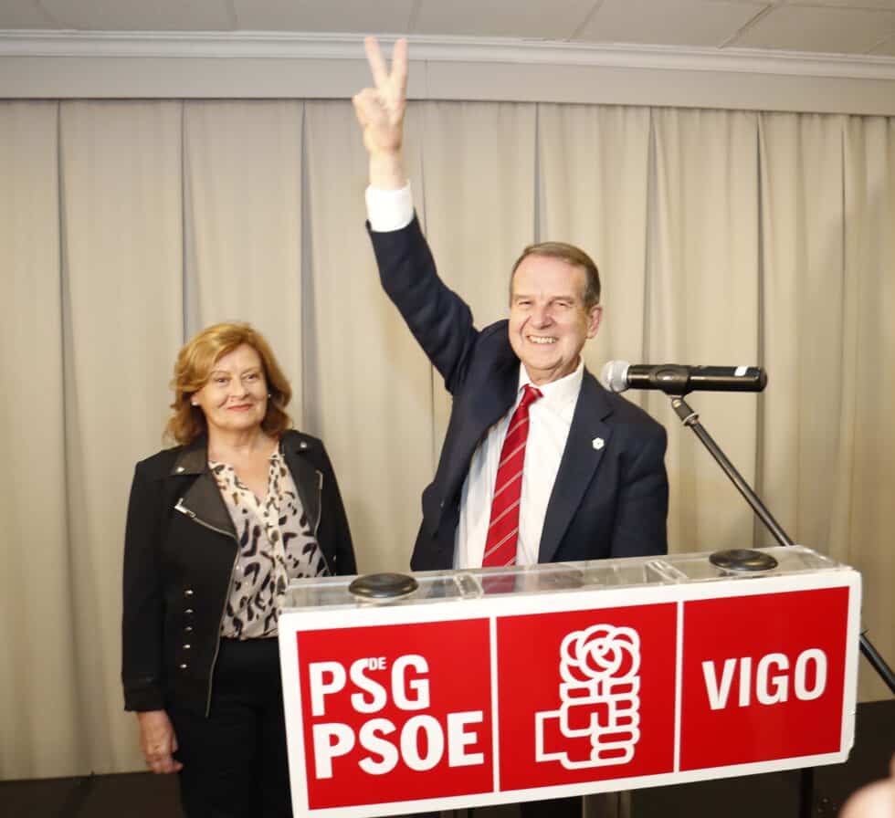 El alcalde de Vigo y candidato a la reelección por el PSOE, Abel Caballero, saluda junto a su mujer Cristina Alonso durante el seguimiento de la jornada electoral en el Hotel Bahía de Vigo