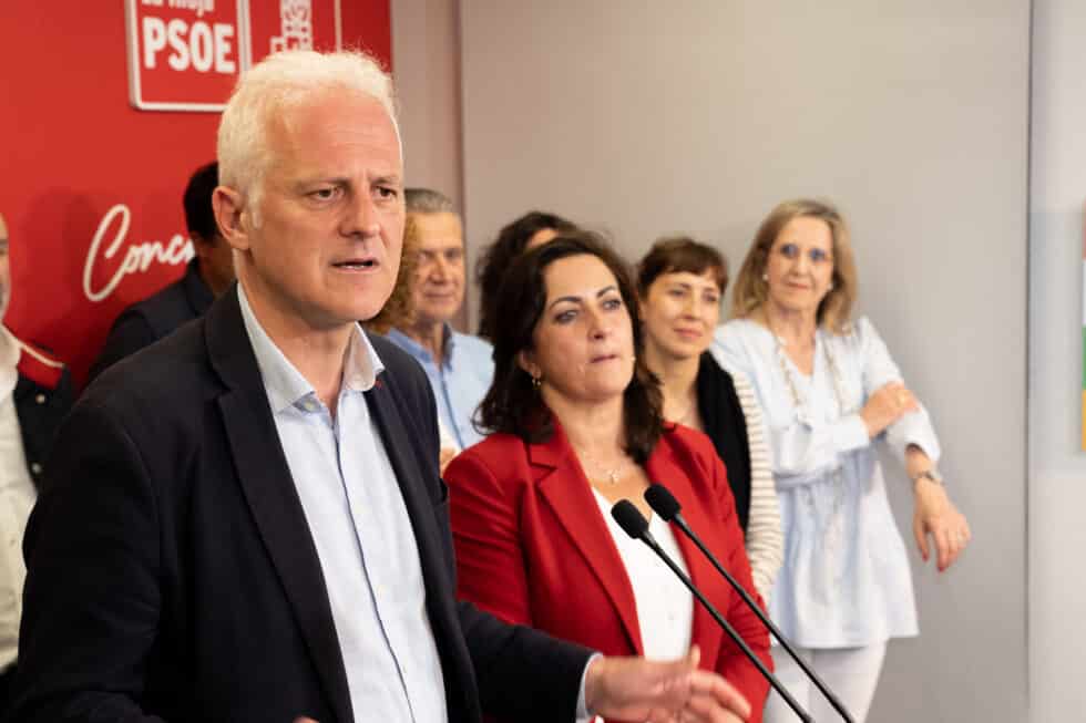 La presidenta del Gobierno de La Rioja y candidata del PSOE a la reelección, Concha Andreu, y el candidato del PSOE a la Alcaldía de Logroño, Pablo Hermoso de Mendoza, realizan el seguimiento de la jornada electoral en la sede del PSOE La Rioja