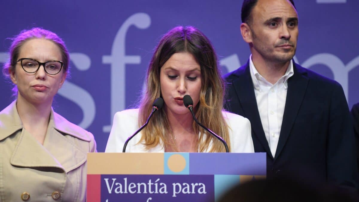 La candidata de Podemos a la Presidencia de la Comunidad de Madrid, Alejandra Jacinto, comparece en una rueda de prensa junto al candidato a la Alcaldía, Roberto Sotomayor.