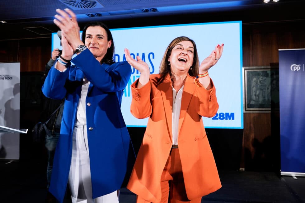 La candidata del PP a la Alcaldía de Santander, Gema Igual, y la candidata del PP a la Presidencia de Cantabria, María José Sáenz de Buruaga, celebran durante el seguimiento