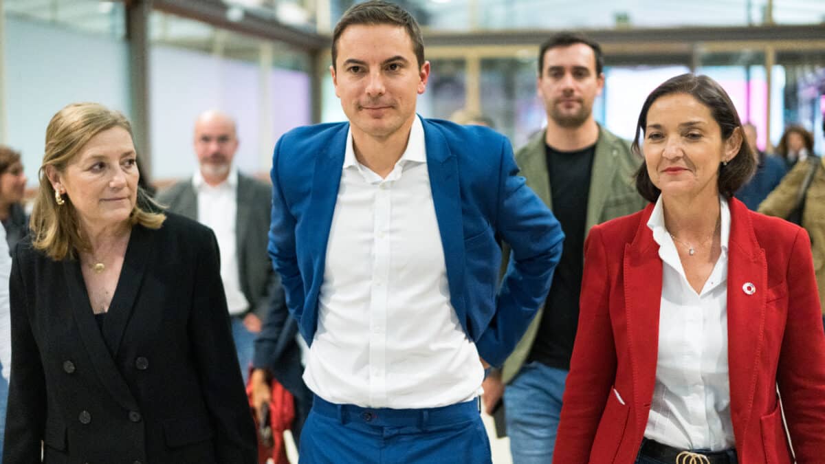 El candidato del PSOE a la Presidencia de la Comunidad de Madrid, Juan Lobato, y la candidata a la Alcaldía de Madrid, Reyes Maroto, durante el seguimiento de la jornada electoral en el Colegio de Arquitectos de Madrid.