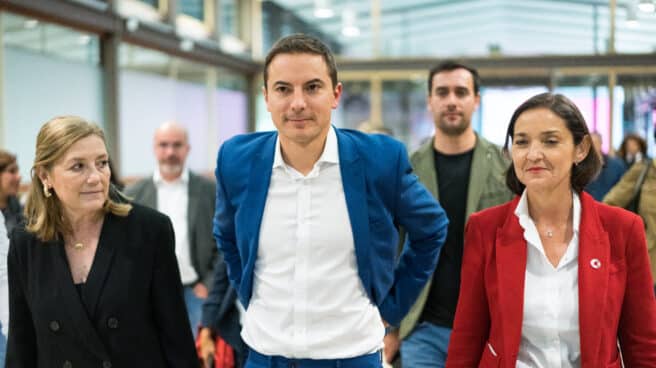 El candidato del PSOE a la Presidencia de la Comunidad de Madrid, Juan Lobato, y la candidata a la Alcaldía de Madrid, Reyes Maroto, durante el seguimiento de la jornada electoral en el Colegio de Arquitectos de Madrid.