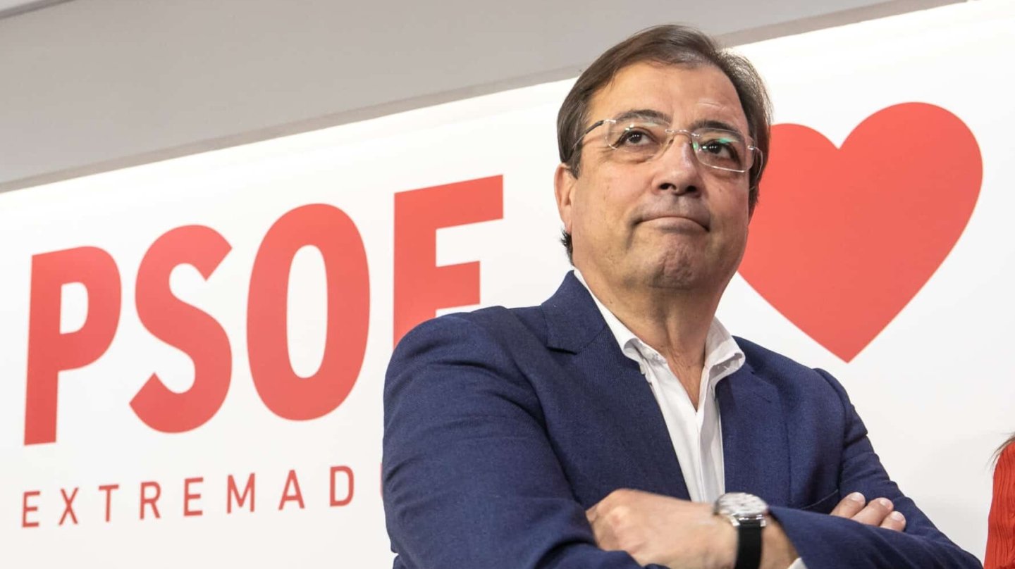 El presidente extremeño en funciones, Guillermo Fernández Vara, durante la reunión del Comité Ejecutivo Regional del PSOE de Extremadura, en la sede regional del PSOE, a 30 de mayo de 2023, en Mérida, Badajoz, Extremadura (España). Durante la reunión de la Comisión Ejecutiva Regional han analizado los resultados de las elecciones autonómicas del pasado 28 de mayo después de que el PSOE ganara los comicios en número de votos pero obtuviera el mismo número de diputados que el PP, 28 cada uno, lo que permite al PP sumar la mayoría necesaria para gobernar con los cinco parlamentarios de VOX. Tras los resultados, el secretario general del PSOE de Extremadura y presidente en funciones de la Junta, solicitó ayer, 29 de mayo, su reingreso en su puesto como médico forense. 30 MAYO 2023;COMITÉ;ELECCIONES;ELECTORAL;EJECUTIVA;POLÍTICA;REUNIÓN; Jorge Armestar / Europa Press 30/5/2023