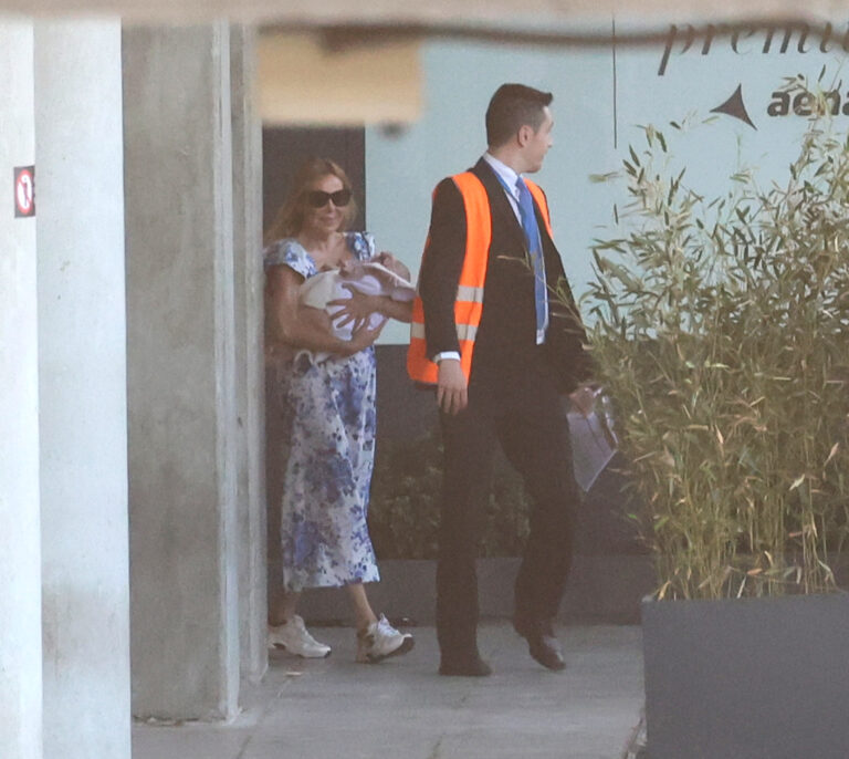 Ana Obregón vuelve a España con su nieta Ana Sandra