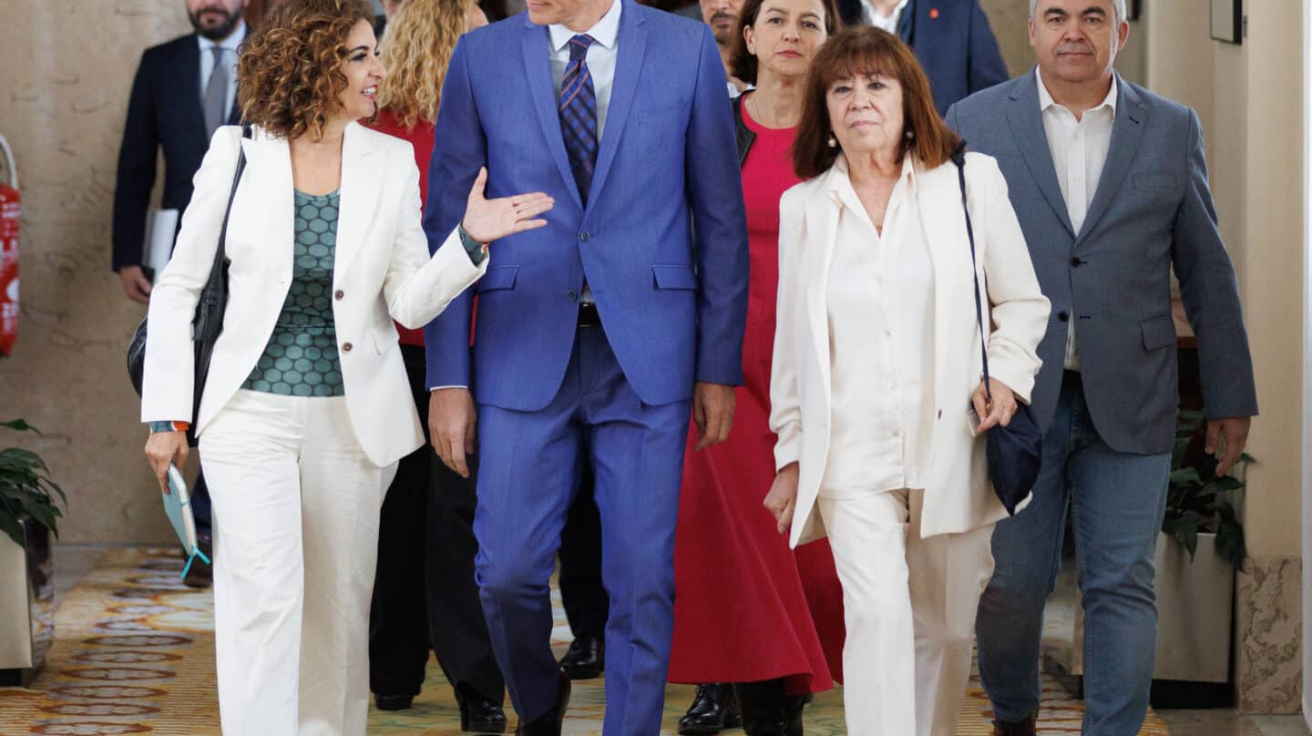 (I-D) La vicesecretaria general del PSOE y ministra de Hacienda, María Jesús Montero; el presidente del Gobierno y secretario general del PSOE, Pedro Sánchez y la presidenta del PSOE y vicepresidenta del Senado, Cristina Narbona, a su llegada a una reunión con los diputados y senadores socialistas, en el Congreso de los Diputados, a 30 de mayo de 2023, en Madrid (España). Esta reunión ha tenido como objetivo hacer balance de la legislatura, y preparar al partido ante las elecciones generales anticipadas que ha convocado el mismo presidente del Ejecutivo para el próximo 23 de julio, ante los resultados electorales de las elecciones autonómicas y municipales del pasado 28 de mayo. 31 MAYO 2023;SENADORES;DIPUTADOS;ELECCIONES;23J;23 DE JULIO;PSOE;CONGRESO Eduardo Parra / Europa Press 31/5/2023