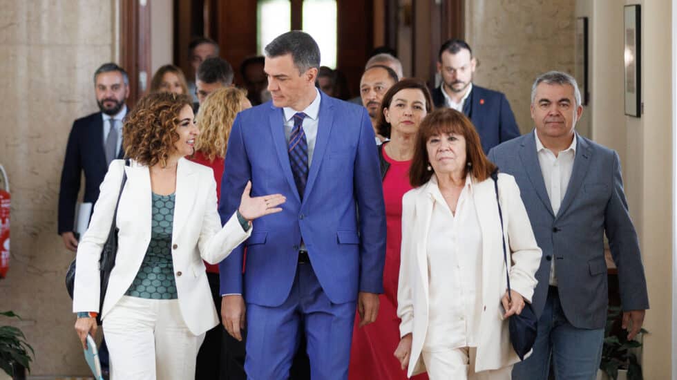 (I-D) La vicesecretaria general del PSOE y ministra de Hacienda, María Jesús Montero; el presidente del Gobierno y secretario general del PSOE, Pedro Sánchez y la presidenta del PSOE y vicepresidenta del Senado, Cristina Narbona, a su llegada a una reunión con los diputados y senadores socialistas, en el Congreso de los Diputados, a 30 de mayo de 2023, en Madrid (España). Esta reunión ha tenido como objetivo hacer balance de la legislatura, y preparar al partido ante las elecciones generales anticipadas que ha convocado el mismo presidente del Ejecutivo para el próximo 23 de julio, ante los resultados electorales de las elecciones autonómicas y municipales del pasado 28 de mayo. 31 MAYO 2023;SENADORES;DIPUTADOS;ELECCIONES;23J;23 DE JULIO;PSOE;CONGRESO Eduardo Parra / Europa Press 31/5/2023