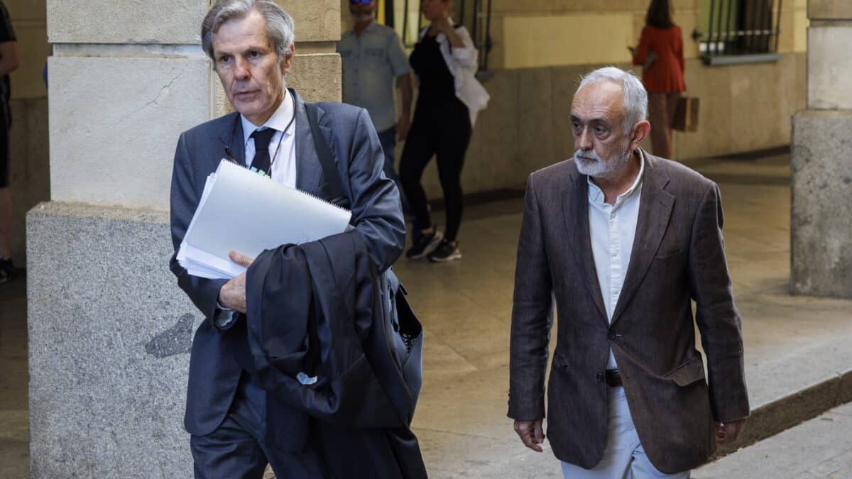 El exdirector de la Faffe Fernando Villén (d), acompañado de su letrado