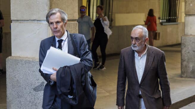 El exdirector de la Faffe Fernando Villén (d), acompañado de su letrado