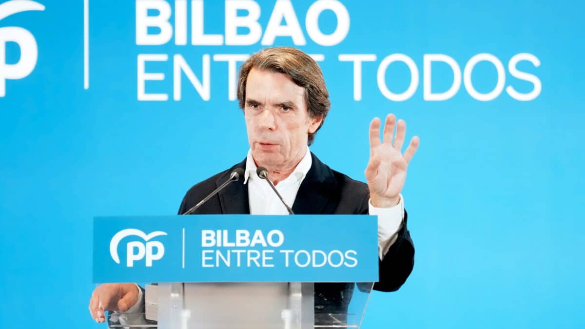 El expresidente del Gobierno de España José María Aznar, interviene durante un mitin en el Gran Hotel Domine