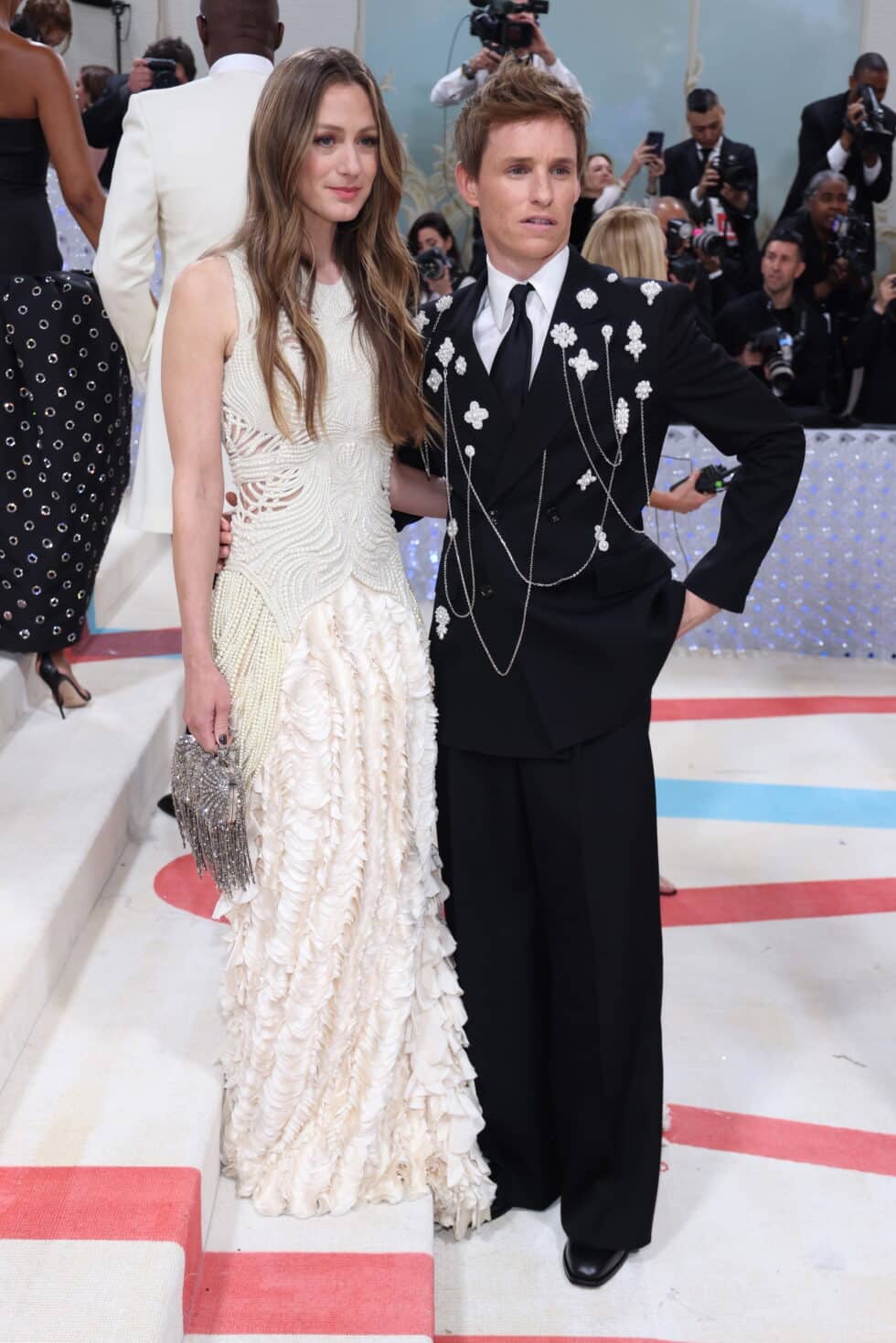 Eddie Redmayne (D) y Hannah Bagshawe llegan a la alfombra para la Met Gala 2023