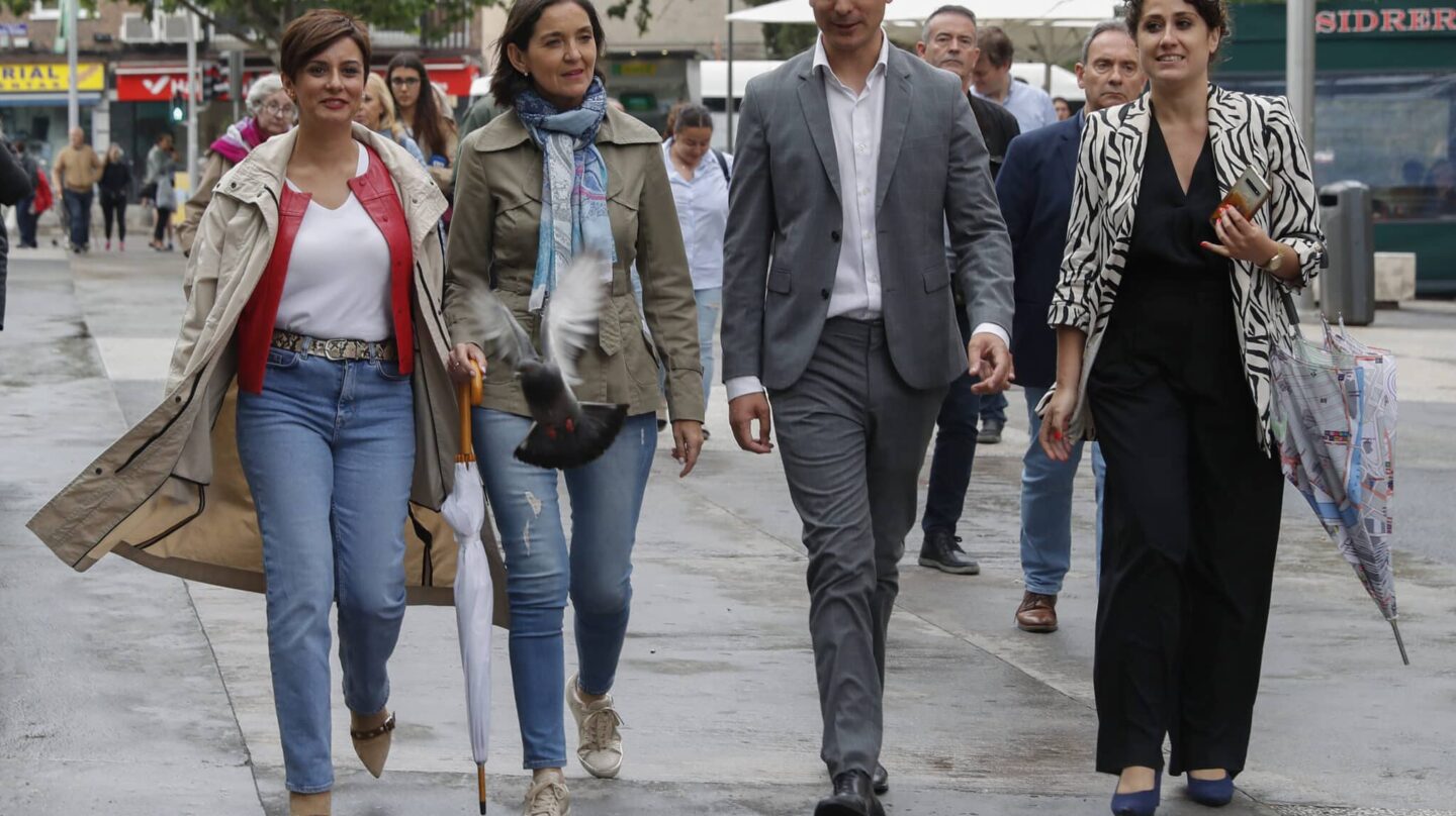 MADRID, 23/05/2023.- La ministra de Política Territorial y portavoz del Gobierno, Isabel Rodríguez (i), junto a la candidata del PSOE a la alcaldía de Madrid, Reyes Maroto (2i), y el candidato socialista a la presidencia de la Comunidad, Juan Lobato (2d), participan en un acto electoral este martes en Madrid. EFE/ J.P.Gandul