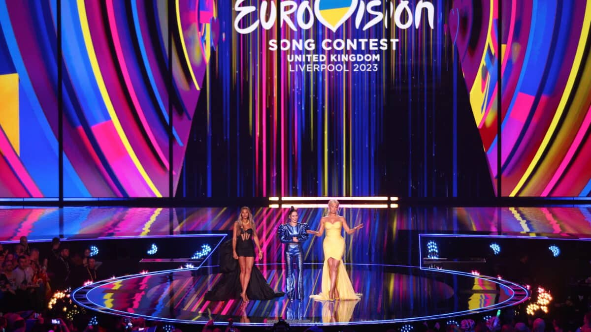Alesha Dixon (L), Julia Sanina (C) y Hannah Waddingham (D) suben al escenario de Eurovisión para la segunda semifinal de la 67ª edición del Festival de la Canción de Eurovisión