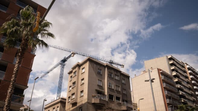 El resultado electoral tras el 28-M pone en juego el desarrollo de suelo para más de 540.000 viviendas Fachada de un edificio, a 25 de abril de 2023, en Barcelona, Catalunya (España).